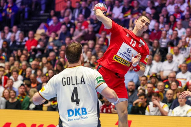 17 01 2026, Handball, Men s EHF EURO 2026, Germany Serbia, Jyske Bank Boxing in Herning, Denmark, Preliminary Round Uros Borzas Serbia 13 in duel against Johannes Golla Germany 04 Denmark