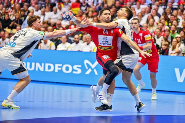 17 01 2026, Handball, Men s EHF EURO 2026, Germany Serbia, Jyske Bank Boxing in Herning, Denmark, Preliminary Round Lazar Kukic Serbia 24 in duel against Renars Uscins Germany 23 Denmark