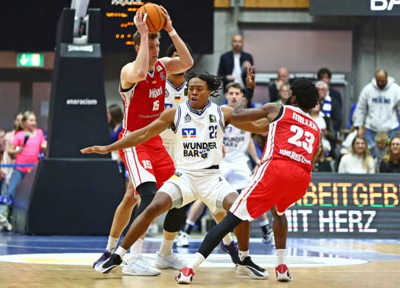 2 Basketball Bundesliga Merlins Crailsheim RheinStars Cologne on 17 01 2026 in the Arena Hohenlohe in Ilshofen Björn Rohwer Cologne , Antonio Dewane Madlock JR Merlins , Michael Jordan Miller Cologne SM