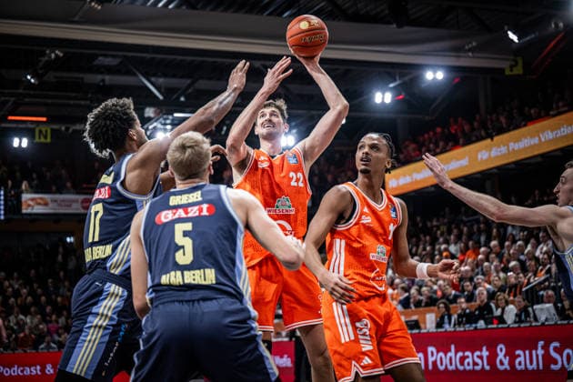 1 Basketball Bundesliga, easyCredit BBL, Season 2025 2026, Men, Main Round, Matchday 16, 17 01 2026, RASTA Vechta ALBA Berlin Tibor Pleiß 22 RASTA Vechta at the basket Vechta RASTA Dome Lower Saxony Germany