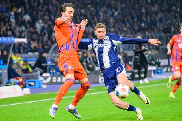 GER, Berlin, soccer, Hertha BSC vs FC Schalke 04, DFB, 2nd Bundesliga, 2025 2026 season, Gameday 18, f l t r Kenan Karaman FC Schalke 04 19 , Marton Dardai Hertha BSC , Action, duels, fighting for the ball, DFB DFL REGULATIONS PROHIBIT ANY USE OF PHOTOGRAPHS AS IMAGE SEQUENCES AND OR QUASI VIDEO, January 17, 2026, Copyright: HMBxMedia UwexKoch