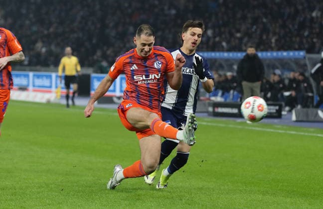 Nikola Katic, Michal Karbownik duel match scene action sport soccer soccer DFL 2 Bundesliga men 18 matchday season 2025 2026 17 01 2026 Hertha BSC Berlin vs FC Schalke 04 S04 DFL regulations prohibit any use of photographs as image sequences and or quasi video