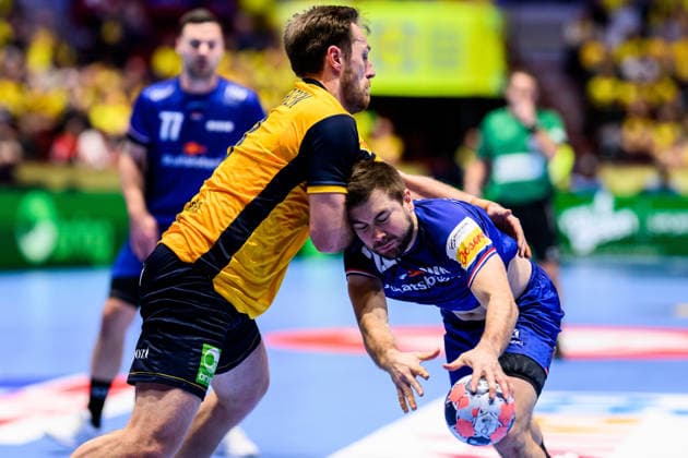 260117 Albin Lagergren of Sweden and Luc Steins of Netherlands during the EHF European Handball Championship handball match between Sweden and the Netherlands on January 17, 2026 in Malmö handball handball handballs em 2026 sverige sweden nederländerna netherlands ehf european handball championship sverige bbeng bbauto  Copyright: MATHILDAxSCHULER BB260117MA165