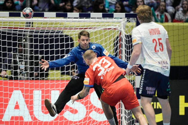 European Handball Championship, Czech Republic Norway Baerum 20260117 Norway s goalkeeper Torbjorn Bergerud and Czech Republic s MatÄj Nantl during the European Handball Championship between the Czech Republic and Norway in Unity Arena Photo Stian Lysberg Solum NTB Baerum Norway EDITORIAL USE ONLY RESTRICTED USE FOR BETTING COMPANIES  Copyright: xStianxLysbergxSolumx xNTBx