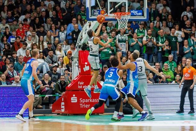 Jordan Roland Gladiators Trier scores against Garai Zeeb Skyliners Frankfurt and Jaedon Le Dee Skyliners Frankfurt , Vet Concept Gladiators Trier vs Skyliners Frankfurt, Basketball, easyCredit BBL, Matchday 16, Season 2025 2026, 17 01 2026 Vet Concept Gladiators Trier vs Skyliners Frankfurt, Basketball, easyCredit BBL, Matchday 16, Season 2025 2026, 17 01 2026 Copyright: xEibner-Pressefoto AlexanderxNeisx EP_ANS