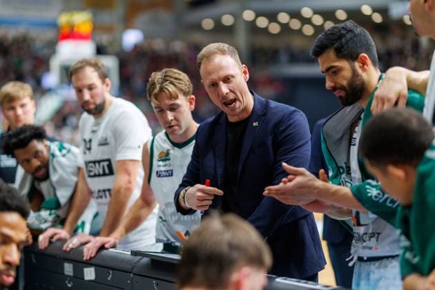 Jacques Schneider Gladiators Trier with the team during timeout, Vet Concept Gladiators Trier vs Skyliners Frankfurt, Basketball, easyCredit BBL, Matchday 16, Season 2025 2026, 17 01 2026 Vet Concept Gladiators Trier vs Skyliners Frankfurt, Basketball, easyCredit BBL, Matchday 16, Season 2025 2026, 17 01 2026 Copyright: xEibner-Pressefoto AlexanderxNeisx EP_ANS
