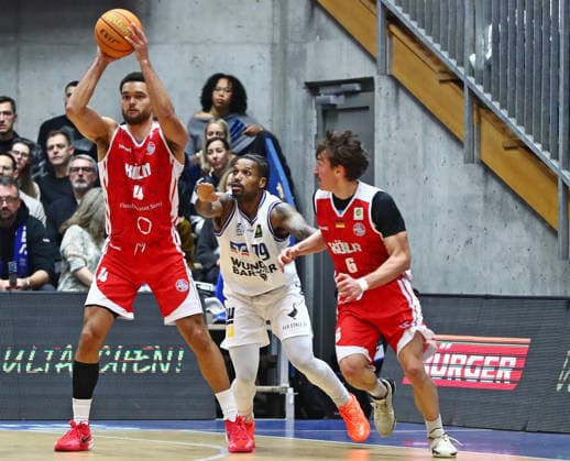 2 Basketball Bundesliga Merlins Crailsheim RheinStars Cologne on 17 01 2026 in the Arena Hohenlohe in Ilshofen Richard Zachary Watson left, Cologne and Jasper Günther right, Cologne , Vincent Shahid Merlins SM
