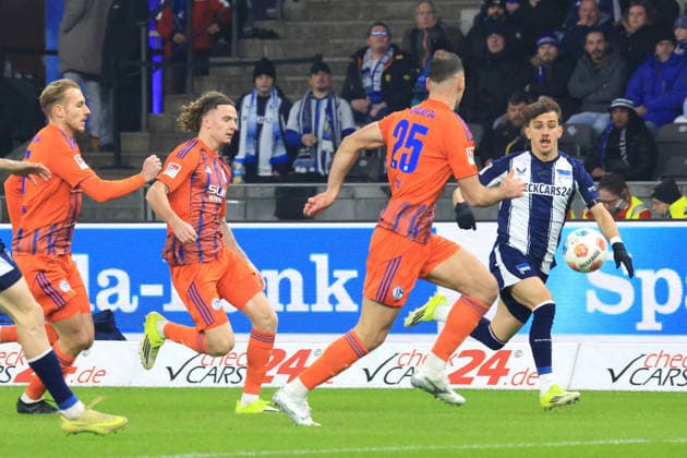 DEU, DFL, 2 FBL, Hertha BSC vs Schalke 04, 17 01 2026, Berliner Olympiastadion, Berlin, DEU, DFL, 2 FBL, Hertha BSC vs Schalke 04, im Bild Michal Karbownik Hertha BSC Berlin 33 , NIKOLA KATIC Schalke 04 25 DFL regulations prohibit any use of Photographs as image sequences and or quasi video nordphotoxGmbHx xEngler nph00076