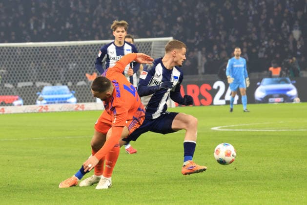 DEU, DFL, 2 FBL, Hertha BSC vs Schalke 04, 17 01 2026, Berliner Olympiastadion, Berlin, DEU, DFL, 2 FBL, Hertha BSC vs Schalke 04, im Bild Michael Cuisance Hertha BSC Berlin 10 , HASAN KURUCAY Schalke 04 4 DFL regulations prohibit any use of Photographs as image sequences and or quasi video nordphotoxGmbHx xEngler nph00076