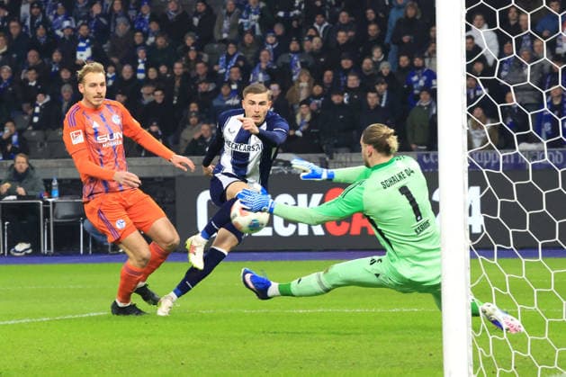 DEU, DFL, 2 FBL, Hertha BSC vs Schalke 04, 17 01 2026, Berliner Olympiastadion, Berlin, DEU, DFL, 2 FBL, Hertha BSC vs Schalke 04, im Bild Marten Winkler Hertha BSC Berlin 22 , LORIS KARIUS Schalke 04 1 , TIMO BECKER Schalke 04 5 DFL regulations prohibit any use of Photographs as image sequences and or quasi video nordphotoxGmbHx xEngler nph00076