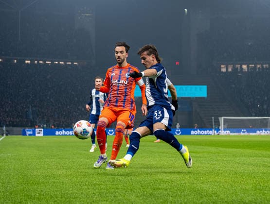 Soccer, Men, Season 2025 2026, 2 Bundesliga 18 Matchday , Hertha BSC FC Schalke 04, v l Kenan Karaman Schalke , Michal Karbownik Hertha BSC , 17 01 2026, Copyright: xSebastianxRäppold MatthiasxKochx