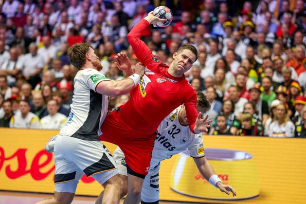 17 01 2026, Handball, Men s EHF EURO 2026, Germany Serbia, Jyske Bank Boxing in Herning, Denmark, Preliminary Round Johannes Golla Germany 04 and Franz Semper Germany 32 defends against Stefan Dodic Serbia 40 Denmark
