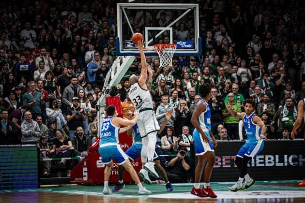 Maik Zirbes Gladiators Trier scores against Ryan Hawkins Skyliners Frankfurt , Vet Concept Gladiators Trier vs Skyliners Frankfurt, Basketball, easyCredit BBL, Matchday 16, Season 2025 2026, 17 01 2026 Vet Concept Gladiators Trier vs Skyliners Frankfurt, Basketball, easyCredit BBL, Matchday 16, Season 2025 2026, 17 01 2026 Copyright: xEibner-Pressefoto AlexanderxNeisx EP_ANS