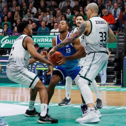 Jaedon Le Dee Skyliners Frankfurt in a duel with Dexter Akanno Gladiators Trier and Maik Zirbes Gladiators Trier , Vet Concept Gladiators Trier vs Skyliners Frankfurt, Basketball, easyCredit BBL, Matchday 16, Season 2025 2026, 17 01 2026 Vet Concept Gladiators Trier vs Skyliners Frankfurt, Basketball, easyCredit BBL, Matchday 16, Season 2025 2026, 17 01 2026 Copyright: xEibner-Pressefoto AlexanderxNeisx EP_ANS