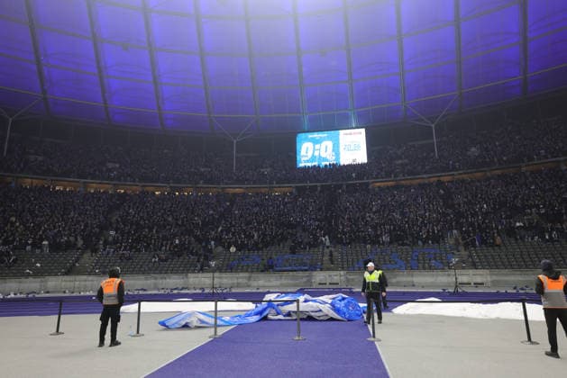 2 Soccer Bundesliga, Hertha BSC Bielefeld The Berlin Ultras leave the stadium in the 20th minute of the first half in protest, they leave the message ACAB made of paper , during the match in the 2 Soccer Bundesliga, Hertha BSC Berlin Schalke 04, 17 01 2026 in Berlin, Olympiastadion DFB regulations prohibit any use of photographs as image sequences and or quasi video Copyright: xBEAUTIFULxSPORTS Frankex