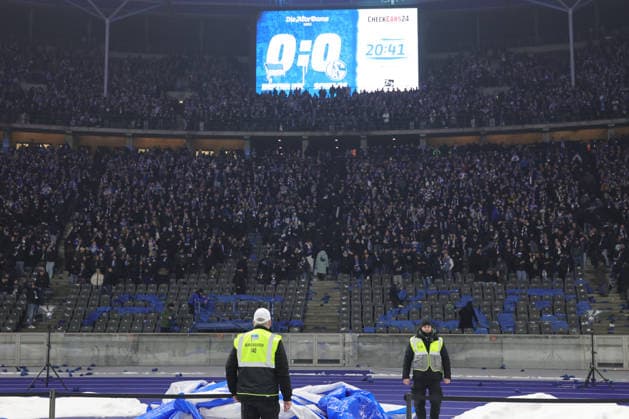 2 Soccer Bundesliga, Hertha BSC Bielefeld The Berlin Ultras leave the stadium in the 20th minute of the first half in protest, they leave the message ACAB made of paper , during the match in the 2 Soccer Bundesliga, Hertha BSC Berlin Schalke 04, 17 01 2026 in Berlin, Olympiastadion DFB regulations prohibit any use of photographs as image sequences and or quasi video Copyright: xBEAUTIFULxSPORTS Frankex