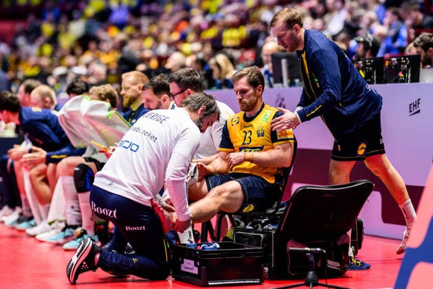 260117 Albin Lagergren of Sweden receives medical attention during the EHF European Handball Championship handball match between Sweden and the Netherlands on January 17, 2026 in Malmö handball handball handball handballs em 2026 sverige sweden nederländerna netherlands ehf european handball championship bbeng bbauto  Copyright: MATHILDAxSCHULER BB260117MA175