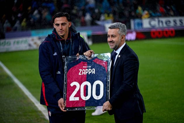 Celebration for 200th match with Cagliari for Gabriele Zappaduring the Serie A soccer match between Cagliari Calcio and Juventus FC at the Unipol Domus in Cagliari, Sardinia - Saturday, 17th January 2026. - Soccer  Copyright: xGianlucaxZuddas LaPressex