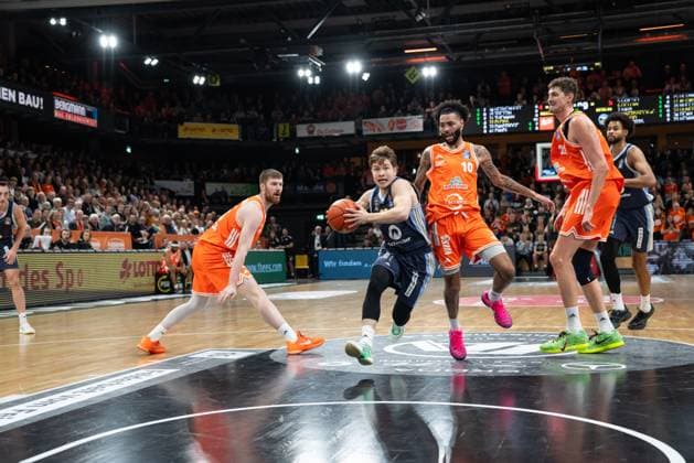 Scene with Tevin Brown 10 Rasta Vechta , Norris Agbakoko 17 Alba Berlin , Bennet Hundt 33 Alba Berlin and Luc van Slooten 6 Rasta Vechta in action Bennet Hundt 33, Alba Berlin goes for a lay-up on matchday 16 of the EasyCredit BBL match action with Bennet Hundt 33, Alba Berlin , Tevin Brown 10 Rasta Vechta and Norris Agbakoko 17 Alba Berlin Copyright: xFeyzullahxGökalp feyzofsportsx
