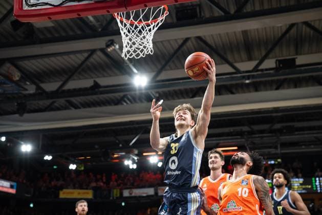 Playing action with Bennet Hundt 33 Alba Berlin at a lay-up, Tevin Brown 10 Rasta Vechta and Tibor Pleiß 22 Rasta Vechta defending, Norris Agbakoko 17 Alba Berlin in the background on matchday 16 of the EasyCredit BBL Bennet Hundt 33 Alba Berlin at a lay-up Copyright: xFeyzullahxGökalp feyzofsportsx
