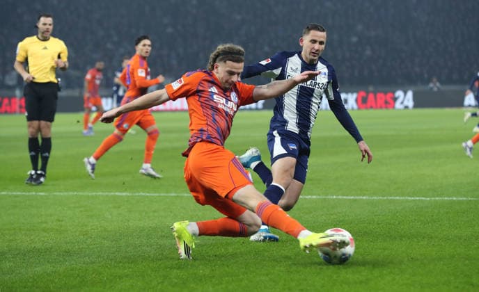 Mika Wallentowitz, Paul Seguin duel match scene Action Sport Football Soccer DFL 2 Bundesliga Men 18 Matchday Season 2025 2026 17 01 2026 Hertha BSC Berlin vs FC Schalke 04 S04 DFL regulations prohibit any use of photographs as image sequences and or quasi video