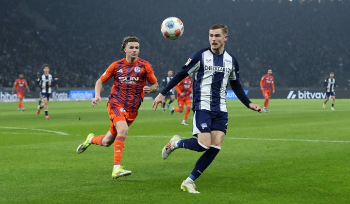 Soufiane El Faouzi, Marten Winkler on the ball duel match scene action sport soccer soccer DFL 2 Bundesliga Men 18 Matchday Season 2025 2026 17 01 2026 Hertha BSC Berlin vs FC Schalke 04 S04 DFL regulations prohibit any use of photographs as image sequences and or quasi video