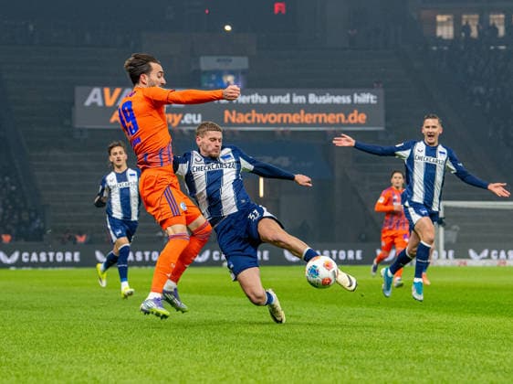 Soccer, Men, Season 2025 2026, 2 Bundesliga 18 Matchday , Hertha BSC FC Schalke 04, v l Kenan Karaman Schalke , Marton Dardai Hertha BSC , Paul Seguin Hertha BSC , 17 01 2026, Copyright: xSebastianxRäppold MatthiasxKochx