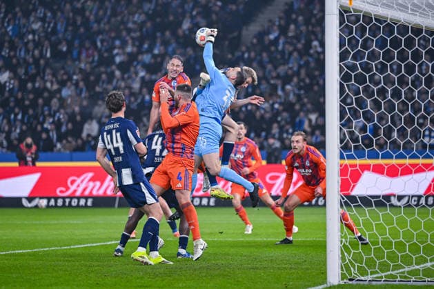17 01 2026, Soccer, 2 Bundesliga, Season 2025 2026, Matchday 18, Hertha BSC FC Schalke 04, Hasan Kurucay FC Schalke 04 , Marius Gersbeck Hertha BSC xRHR PHOTO YYx Copyright: KROEGER RHR-FOTOx RHR-FOTO YY