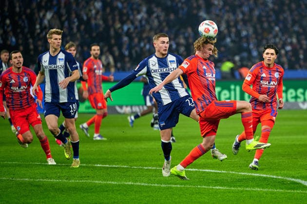 Mika Tom Wallentowitz FC Schalke 04, 35 , Marten Winkler Hertha BSC, 22 , GER, Hertha BSC vs ,FC Schalke 04, 2 Bundesliga, Season 2025 2026, Matchday 18, 17 01 2026 DFL REGULATIONS PROHIBIT ANY USE OF PHOTOGRAPHS AS IMAGE SEQUENCES AND OR QUASI VIDEO GER, Hertha BSC vs ,FC Schalke 04, 2 Bundesliga, Season 2025 2026, Matchday 18, 17 01 2026 Berlin Copyright: xClaudiusxRauch,xEibner-Pressefotox xClaudiusxRauchx EP_CRH