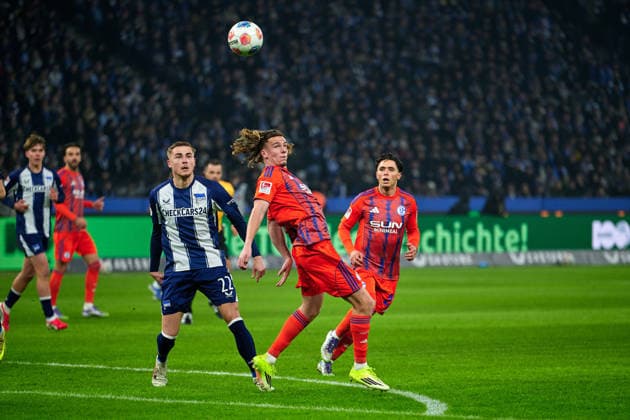 Mika Tom Wallentowitz FC Schalke 04, 35 , Marten Winkler Hertha BSC, 22 , GER, Hertha BSC vs ,FC Schalke 04, 2 Bundesliga, Season 2025 2026, Matchday 18, 17 01 2026 DFL REGULATIONS PROHIBIT ANY USE OF PHOTOGRAPHS AS IMAGE SEQUENCES AND OR QUASI VIDEO GER, Hertha BSC vs ,FC Schalke 04, 2 Bundesliga, Season 2025 2026, Matchday 18, 17 01 2026 Berlin Copyright: xClaudiusxRauch,xEibner-Pressefotox xClaudiusxRauchx EP_CRH