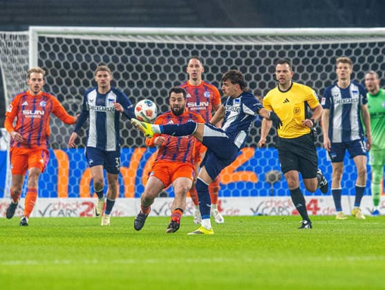 Soccer, Men, Season 2025 2026, 2 Bundesliga 18 Matchday , Hertha BSC FC Schalke 04, v l Amin Younes Schalke , Michal Karbownik Hertha BSC , 17 01 2026, Copyright: xSebastianxRäppold MatthiasxKochx