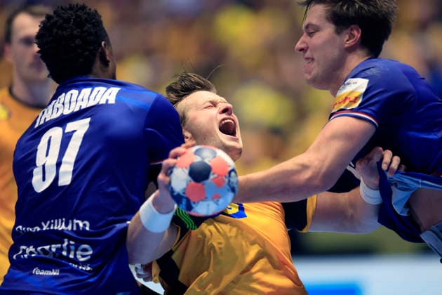 MALMÖ, SWEDEN 20260117 Sweden s Jonathan Carlsbogard is stopped by the Netherlands Reinier Taboada and Lars Kooij during the 2026 EHF European Men s Handball Championship the EHF Euro 2026 match between Sweden and Netherlands, at Malmo Arena in Malmo, Sweden, on January 17, 2026 MALMÖ SWEDEN x10600x  Copyright: xAndreasxHillergren TTx EHF EURO 2026 SWEDEN-NETHERLANDS