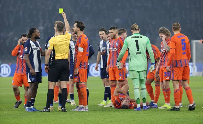 Referee Wolfgang Haslberger shows yellow card for Luca Schuler Action upper body Sport Football Soccer DFL 2 Bundesliga Men 18 Matchday Season 2025 2026 17 01 2026 Hertha BSC Berlin vs FC Schalke 04 S04 DFL regulations prohibit any use of photographs as image sequences and or quasi video