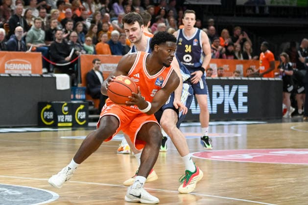 TJ Bamba RASTA Vechta, 05 on the ball RASTA Vechta vs ALBA Berlin, easyCredit Basketball Bundesliga, Matchday 16, Season 2025 2026, 17 01 2026, RASTA Vechta vs ALBA Berlin, easyCredit Basketball Bundesliga, Matchday 16, Season 2025 2026, 17 01 2026 Vechta Copyright: xEibner-Pressefoto RobertxGertzenx EP_RGN