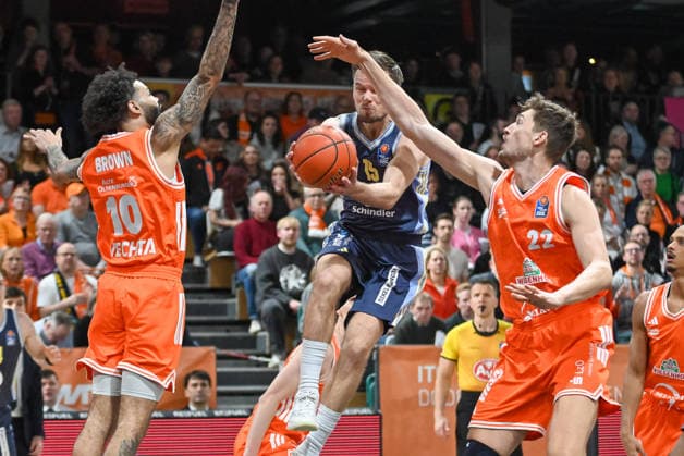 Martin Hermannsson ALBA Berlin, 15 on the ball against Tevin Brown RASTA Vechta, 10 and Tibor Pleiss RASTA Vechta, 22 RASTA Vechta vs ALBA Berlin, easyCredit Basketball Bundesliga, Matchday 16, Season 2025 2026, 17 01 2026, RASTA Vechta vs ALBA Berlin, easyCredit Basketball Bundesliga, Matchday 16, Season 2025 2026, 17 01 2026 Vechta Copyright: xEibner-Pressefoto RobertxGertzenx EP_RGN