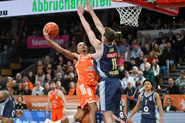 Alonzo Verge Jr RASTA Vechta, 11 vs Moses Wood ALBA Berlin, 11 RASTA Vechta vs ALBA Berlin, easyCredit Basketball Bundesliga, Matchday 16, Season 2025 2026, 17 01 2026, RASTA Vechta vs ALBA Berlin, easyCredit Basketball Bundesliga, Matchday 16, Season 2025 2026, 17 01 2026 Vechta Copyright: xEibner-Pressefoto RobertxGertzenx EP_RGN