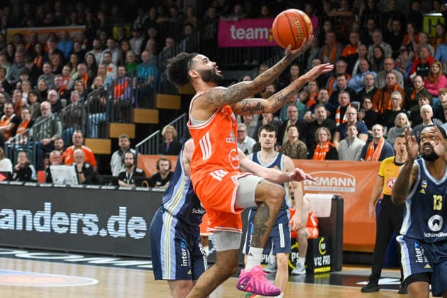 Tevin Bron RASTA Vechta, 10 at the basket RASTA Vechta vs ALBA Berlin, easyCredit Basketball Bundesliga, Matchday 16, Season 2025 2026, 17 01 2026, RASTA Vechta vs ALBA Berlin, easyCredit Basketball Bundesliga, Matchday 16, Season 2025 2026, 17 01 2026 Vechta Copyright: xEibner-Pressefoto RobertxGertzenx EP_RGN