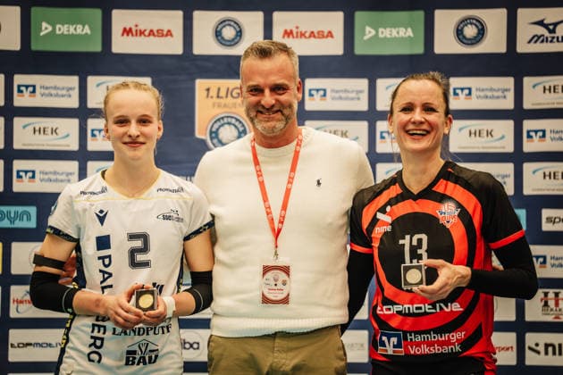 Volleyball Women Season 2025 2026 Volleyball Bundesliga ETV Hamburger Volksbank Volleys vs SSC Palmberg Schwerin 17 01 2026 MVP of the match f l Finnja Frommann 2, SSC Palmberg Schwerin , Torsten Kafka Alleinvorstand Hanseatische Krankenkasse and Kathleen Weiß 13, ETV Hamburger Volksbank Volleys Hamburg CU Arena Hamburg Germany