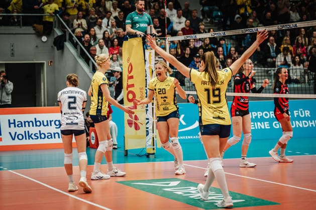 Volleyball Women Season 2025 2026 Volleyball Bundesliga ETV Hamburger Volksbank Volleys vs SSC Palmberg Schwerin 17 01 2026 Schwerin cheers, from l FFinnja Frommann 2, SSC Palmberg Schwerin , Luisa van Clewe 13, SSC Palmberg Schwerin , Helena Kok 20, SSC Palmberg Schwerin and Anna Artyshuk 19, SSC Palmberg Schwerin Hamburg CU Arena Hamburg Germany
