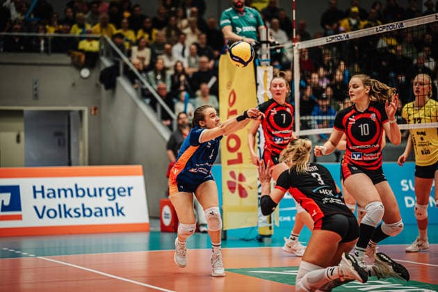 Volleyball Women Season 2025 2026 Volleyball Bundesliga ETV Hamburger Volksbank Volleys vs SSC Palmberg Schwerin 17 01 2026 Sarah Stiriz 4, ETV Hamburger Volksbank Volleys plays the ball Hamburg CU Arena Hamburg Germany
