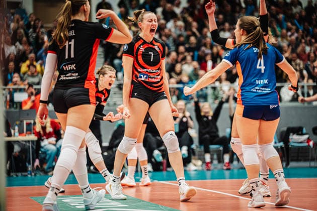 Volleyball Women Season 2025 2026 Volleyball Bundesliga ETV Hamburger Volksbank Volleys vs SSC Palmberg Schwerin 17 01 2026 ETV cheers, in the middle Leonie Körtzinger 7, ETV Hamburger Volksbank Volleys Hamburg CU Arena Hamburg Germany