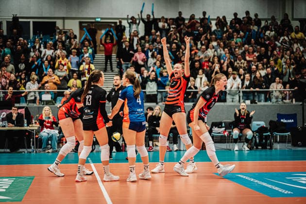 Volleyball Women Season 2025 2026 Volleyball Bundesliga ETV Hamburger Volksbank Volleys vs SSC Palmberg Schwerin 17 01 2026 ETV cheers after winning the set, from left Louisa Krams 17, ETV Hamburger Volksbank Volleys , Kathleen Weiß 13, ETV Hamburger Volksbank Volleys , Sarah Stiriz 4, ETV Hamburger Volksbank Volleys , Leonie Körtzinger 7, ETV Hamburger Volksbank Volleys and Svea Frobel 11, ETV Hamburger Volksbank Volleys Hamburg CU Arena Hamburg Germany