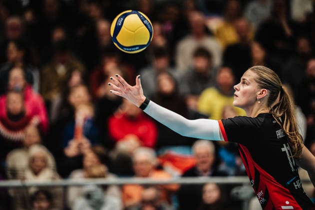 Volleyball Women Season 2025 2026 Volleyball Bundesliga ETV Hamburger Volksbank Volleys vs SSC Palmberg Schwerin 17 01 2026 Svea Frobel 11, ETV Hamburger Volksbank Volleys serving Hamburg CU Arena Hamburg Germany