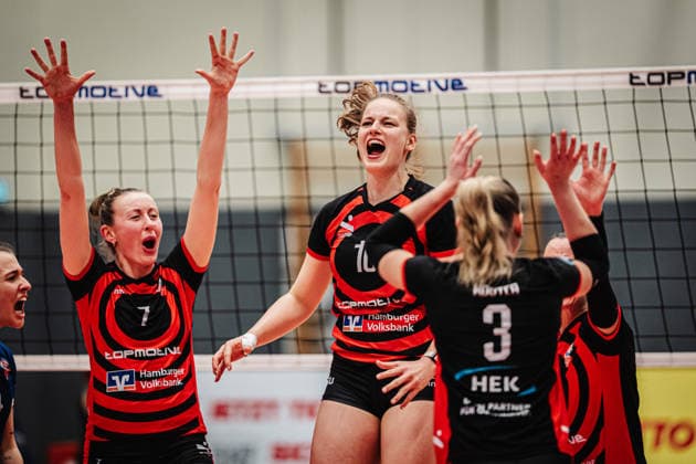 Volleyball Women Season 2025 2026 Volleyball Bundesliga ETV Hamburger Volksbank Volleys vs SSC Palmberg Schwerin 17 01 2026 ETV cheers, f l Leonie Körtzinger 7, ETV Hamburger Volksbank Volleys and Lena Liegert 10, ETV Hamburger Volksbank Volleys Hamburg CU Arena Hamburg Germany