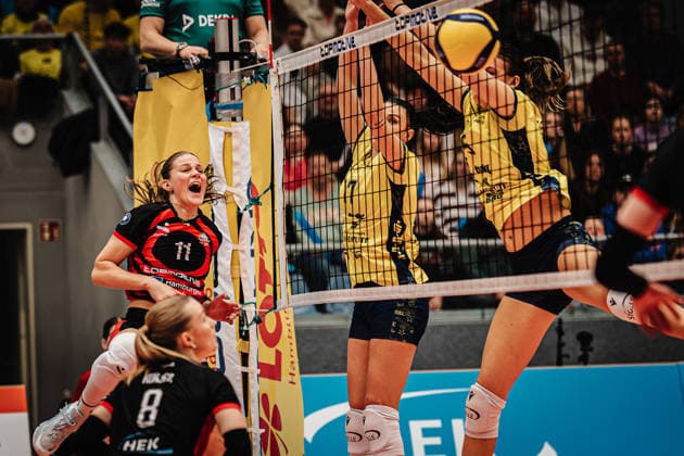 Volleyball Women Season 2025 2026 Volleyball Bundesliga ETV Hamburger Volksbank Volleys vs SSC Palmberg Schwerin 17 01 2026 Svea Frobel 11, ETV Hamburger Volksbank Volleys will be blocked Hamburg CU Arena Hamburg Germany