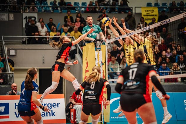 Volleyball Women Season 2025 2026 Volleyball Bundesliga ETV Hamburger Volksbank Volleys vs SSC Palmberg Schwerin 17 01 2026 Svea Frobel 11, ETV Hamburger Volksbank Volleys on the attack Hamburg CU Arena Hamburg Germany