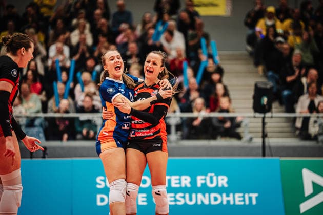 Volleyball Women Season 2025 2026 Volleyball Bundesliga ETV Hamburger Volksbank Volleys vs SSC Palmberg Schwerin 17 01 2026 f l Sarah Stiriz 4, ETV Hamburger Volksbank Volleys and Kathleen Weiß 13, ETV Hamburger Volksbank Volleys cheer Hamburg CU Arena Hamburg Germany