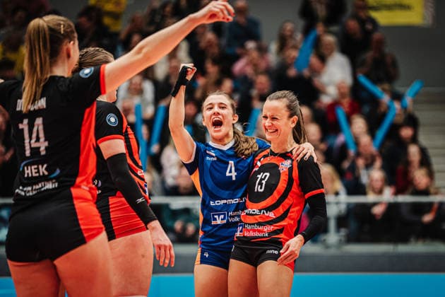 Volleyball Women Season 2025 2026 Volleyball Bundesliga ETV Hamburger Volksbank Volleys vs SSC Palmberg Schwerin 17 01 2026 f l Sarah Stiriz 4, ETV Hamburger Volksbank Volleys and Kathleen Weiß 13, ETV Hamburger Volksbank Volleys cheer Hamburg CU Arena Hamburg Germany