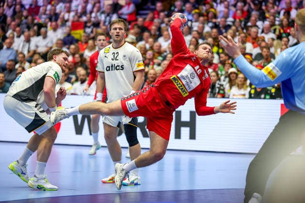 17 01 2026, Handball, Men s EHF EURO 2026, Germany Serbia, Jyske Bank Boxing in Herning, Denmark, Preliminary Round Dragan Pechmalbec Serbia 46 in duel against Johannes Golla Germany 04 Franz Semper Germany 32 Denmark