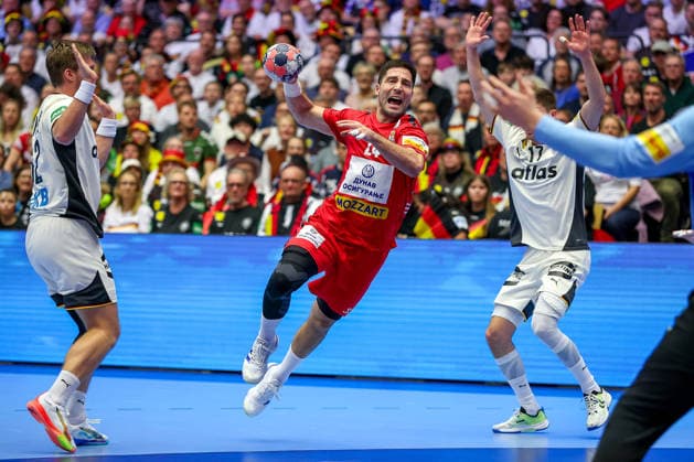 17 01 2026, Handball, Men s EHF EURO 2026, Germany Serbia, Jyske Bank Boxen in Herning, Denmark, Preliminary Round Lazar Kukic Serbia 24 throws on the goal of David Späth Germany 01 Denmark